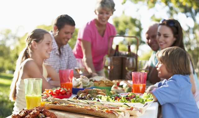 depositphotos_4787139-stock-photo-family-dining-al-fresco